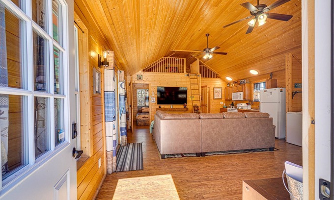 Walland Cabina | Riverfront Cabin Near Smoky Mountain National Park