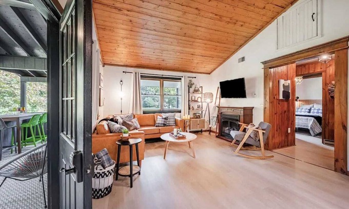 Hedgesville Cabina | Riverfront Cabin wFirepit, Pool Table, Porch, WiFi