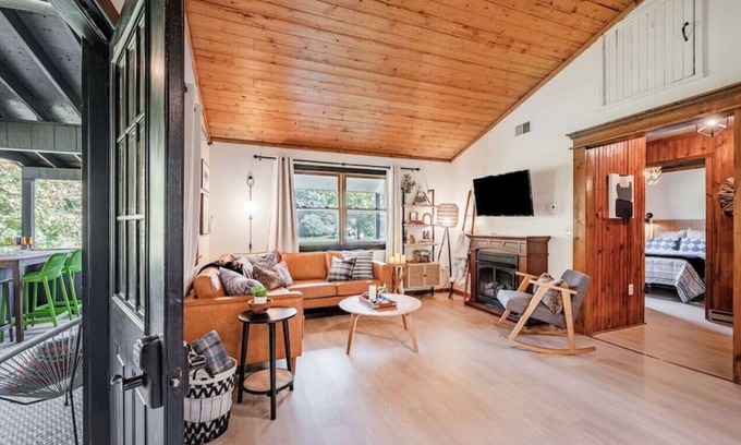 Hedgesville Cabina | Riverfront Cabin with an Outdoor Living Experience