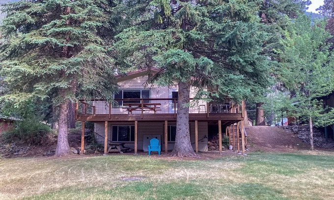 Joseph Cabina | Riverfront cabin with large yard, great deck, & fireplace