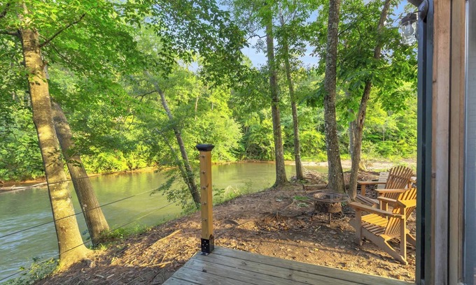 Greenville Cabina | Riverfront Camping Pod, W/Bath House, Close to DT