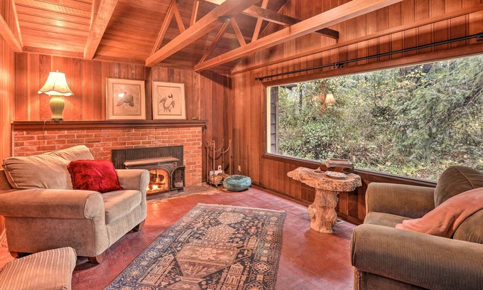 Carlotta Cabina | Riverfront Carlotta Cabin Near Great Hiking Trails