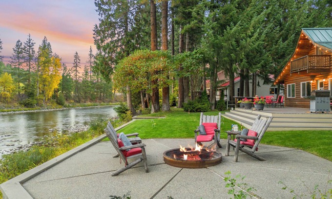Leavenworth Cabina | Riverfront Chalet, 2 habitaciones + loft, capacidad para 6-8 personas, admite mascotas.