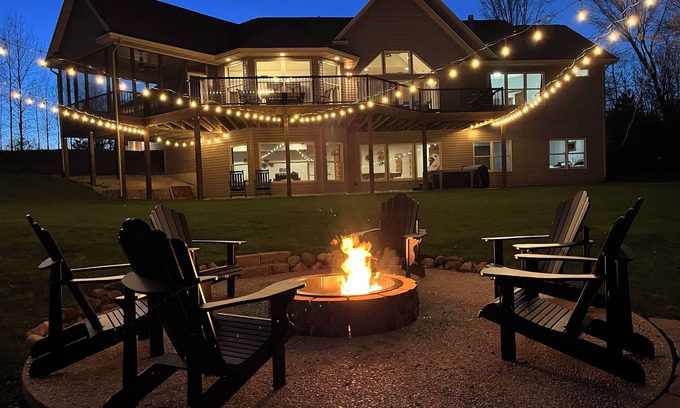 Thompsonville Chalet De Esquí | Riverfront Chalet on 5 acres~GameRoom~Spa~Gym~Firepit~Theater~2min to CrystalMtn