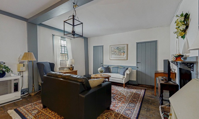 Wiscasset Condominio | Riverfront condo w/ deck overlooking the water - steps to dining & shopping