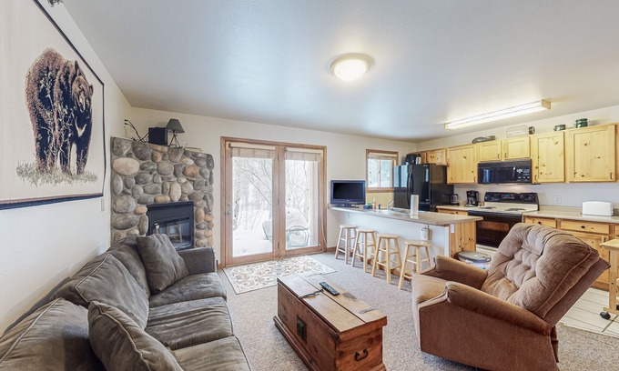 Grand Lake Condominio | Riverfront condo with free wifi, fireplace, patio, & gas grill