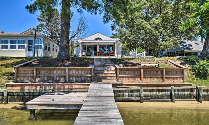 Deltaville Cabaña | Riverfront Cottage: Fire Pit & Kayaks