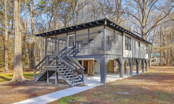 Ruffin Cabina | Riverfront Cottage with 2 docks and firepit located on the Edisto River
