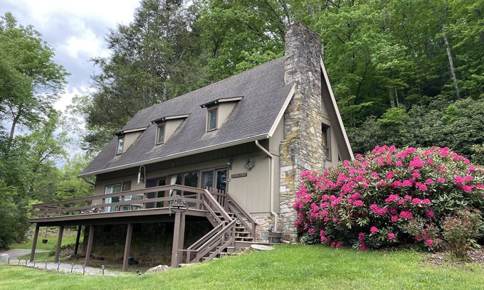 Canton Casa | Riverfront & Creekfront Chalet near Waynesville & GSMNP- Free high speed WiFi!