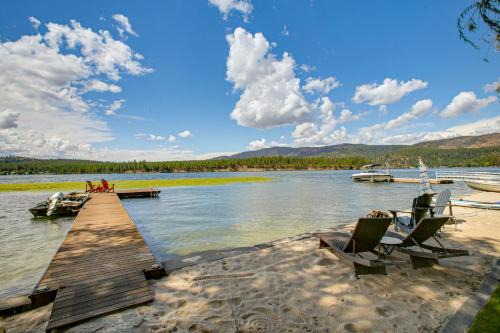 Tumtum Casa | Riverfront Duplex Dock and Views in Nine Mile Falls