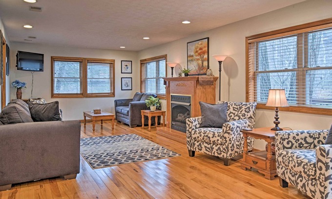 Elkins Casa | ¡NUEVO! Riverfront 2BR Elkins Home con chimenea y terraza