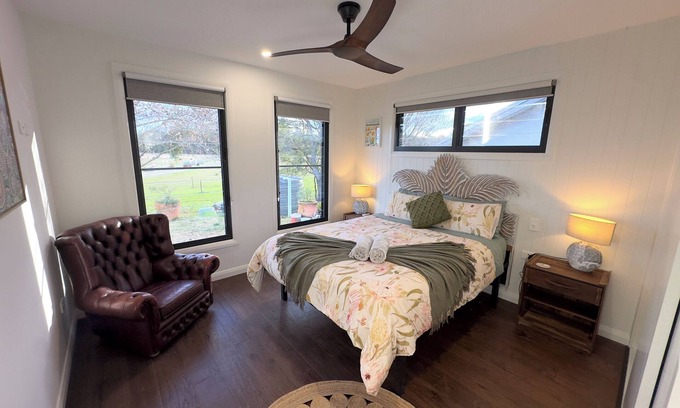 Blackmans Point Otro | River retreat, stay on working farm acreage 15 minutes to Port Macquarie.