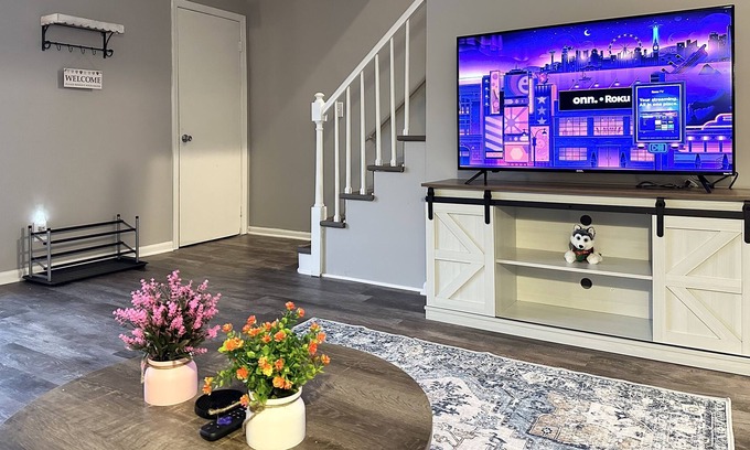 Yorkville Casa | Riverfront/Fast Wi-Fi/Comfy beds/Fishing/RW Waterpark/Kayak & Canoe/Free parking