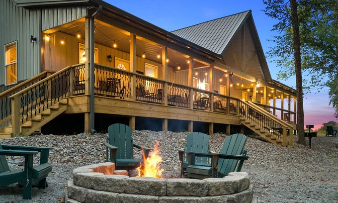 Bakerton Cabina | Riverfront~Firepit~Fishing~20 Min Lake Cumberland~Game Table