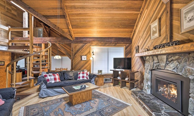 Gold Bar Cabina | Riverfront Gold Bar Cabin w / Deck & Mtn. ¡Puntos de vista!