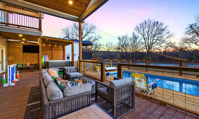 Broken Bow Cabina | Riverfront + Heated Pool, Pool Table, Kayaks, Fishing | EV
