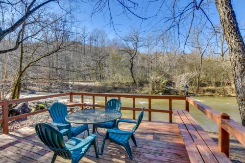 Helen Casa | Riverfront Helen Cabin with Hot Tub and Deck!