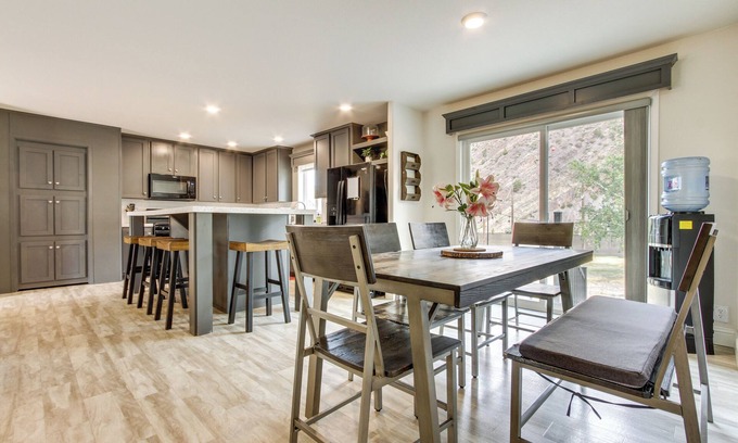 Helena Cabaña | Riverfront Helena Retreat w/ Small Dock + Kayaks!