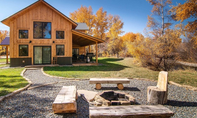Gunnison Casa | ¡NUEVO! Riverfront Home w / BBQ, 2 millas a Dtwn Gunnison!