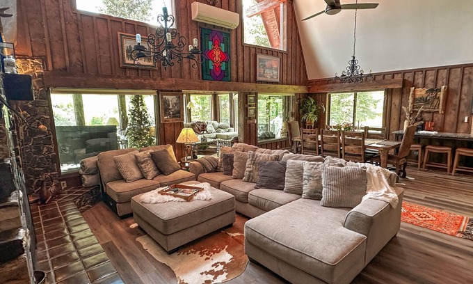 Rio Vista Estates Cabina | Riverfront home w/private deck, sunroom, full kitchen, and free WiFi