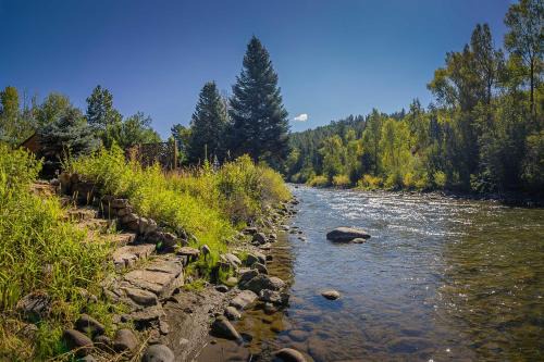 San Juan River Village Casa | Riverfront Home with Hot Tub about 19 Mi to Wolf Creek!