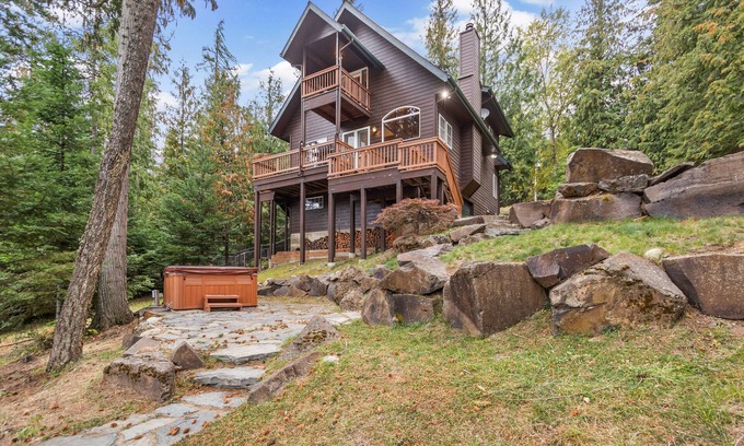 Sandpoint Cabina | Riverfront home with mountain view, hot tub, deck, WiFi, W/D, & fireplace
