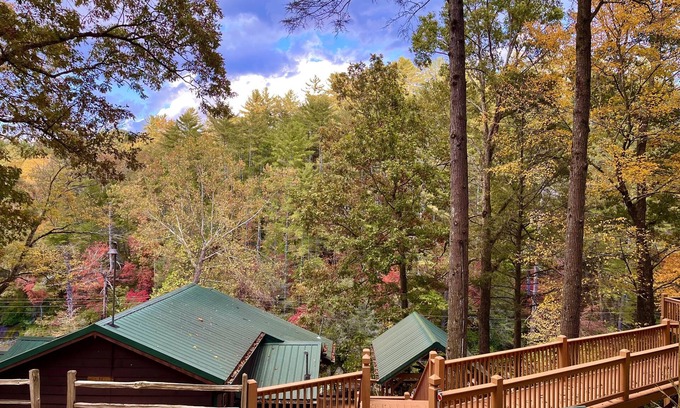 Blue Ridge Cabina | Riverfront Hot Tub Convenient Location