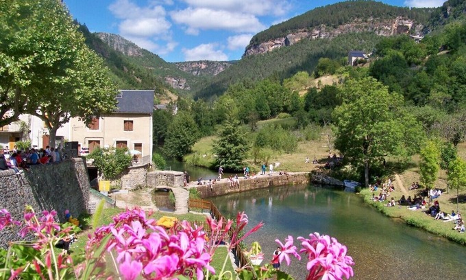 Treves Casa | Casa junto al río, piscina y hermosas vistas a la montaña.
