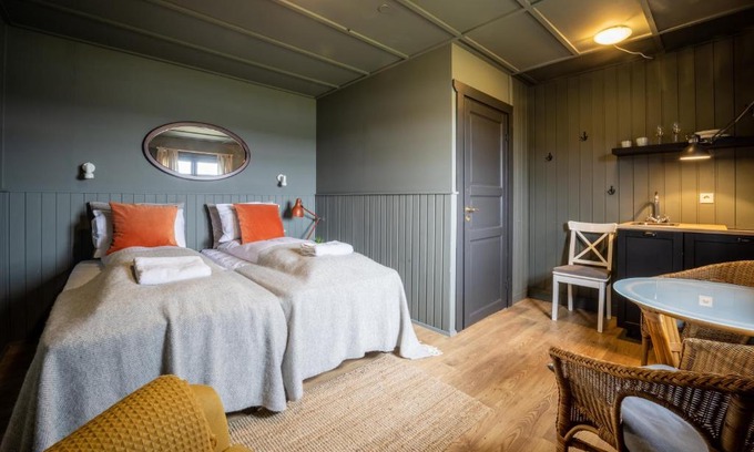 Hella Casa | Riverfront Lodge Hella