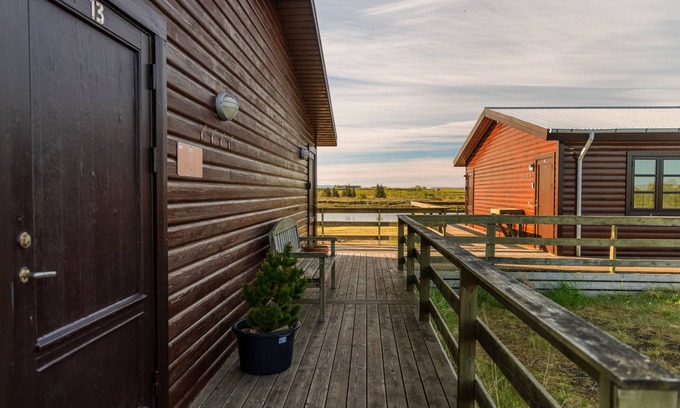 Hella Casa | Riverfront Lodge