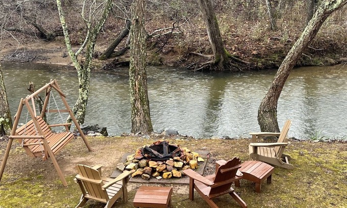 Choestoe Cabina | Riverfront Log Cabin with Hot Tub-Tubing on the River, Pet Friendly.