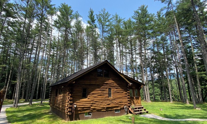 Wentworth Cabina | Riverfront Log Cabin with Mountain Views - Hot Tub & Wood Burning Fireplace