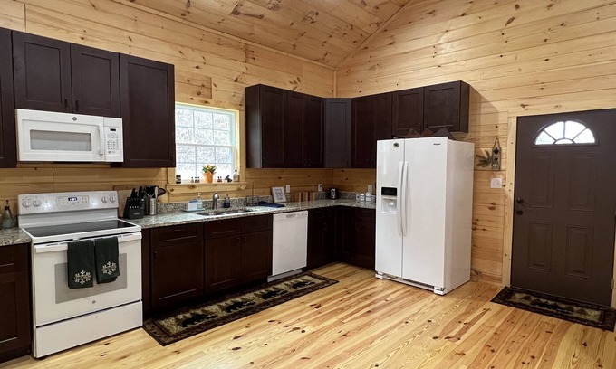 Newland Cabina | Riverfront Luxury Log Cabin with outside fire pit and deck overlooking the water