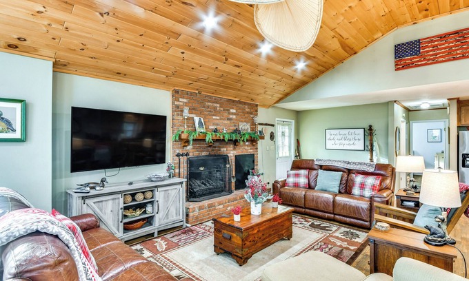 Newland Casa | Riverfront Newland Home w / Pool & Golf Club Access!