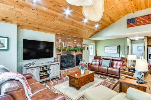 Newland Casa | Riverfront Newland Home with Pool and Golf Club Access