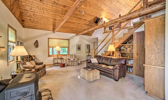 Oconto Cabina | Riverfront Oconto Cabin w/ Fire Pit & Yard!