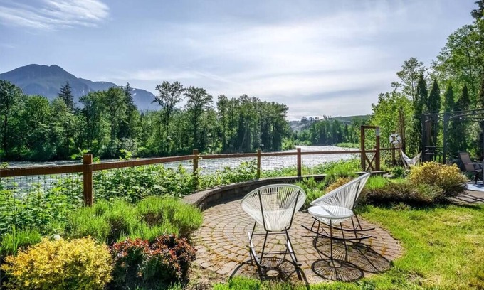 Gold Bar Casa | Riverfront Paradise w/ Hot Tub--Little River House