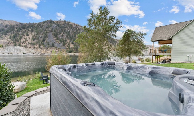 Ardenvoir Cabina | Riverfront: Private Beach, Hot Tub, Sauna, Dock & Boat Launch!