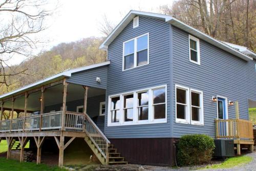 Bellepoint Casa | Riverfront Property in NRG National Park near Sandstone Falls- Wi-Fi, Pet-Friendly