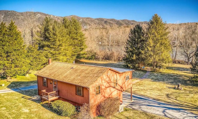 Rileyville Cabina | Riverfront property - kayaks, hot tub, fire pit!