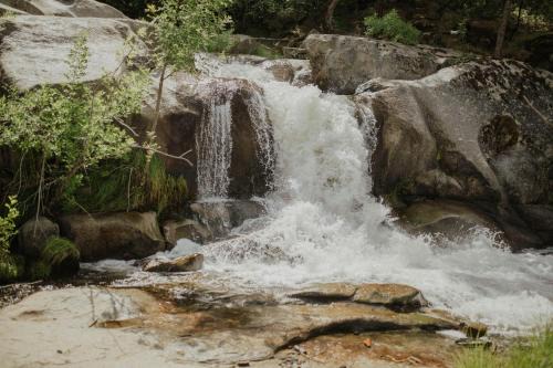 Yosemite Forks Casa | Riverfront Property with Waterfalls near Yosemite and Bass Lake