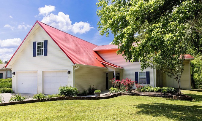 Walland Cabina | Riverfront Retreat! 2 bdrm/2 bath with direct river access - Newly remodeled!!
