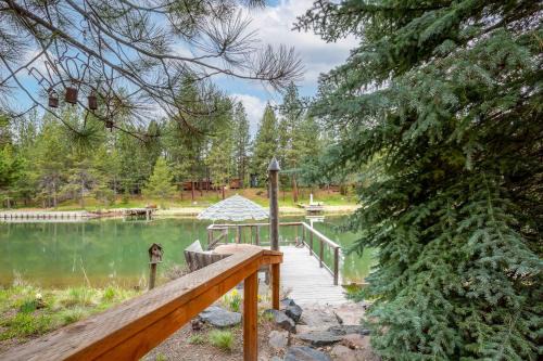 Three Rivers Casa | Riverfront Retreat in Sunriver Oregon with Stunning River Views