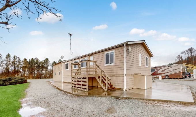 Mount Vernon Casa | Riverfront retreat with mtn views, beach access, firepit, grill, & full kitchen