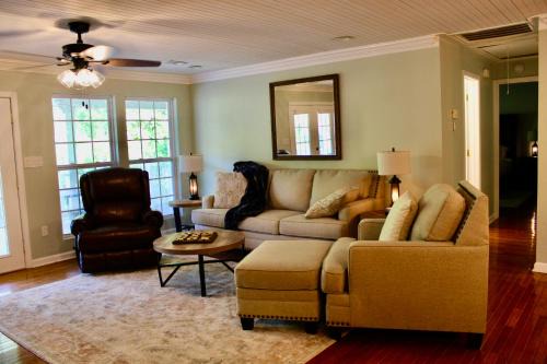 Walland Casa | Riverfront Retreat