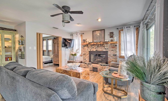 Bushnell Cabina | Riverfront Retreat w/ Patio in Withlacoochee