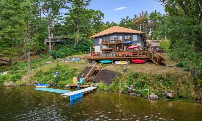 Black River Falls Cabina | Riverfront-Sandy Beach-Tiki Bar-Dock-Recreation Room-3700ft