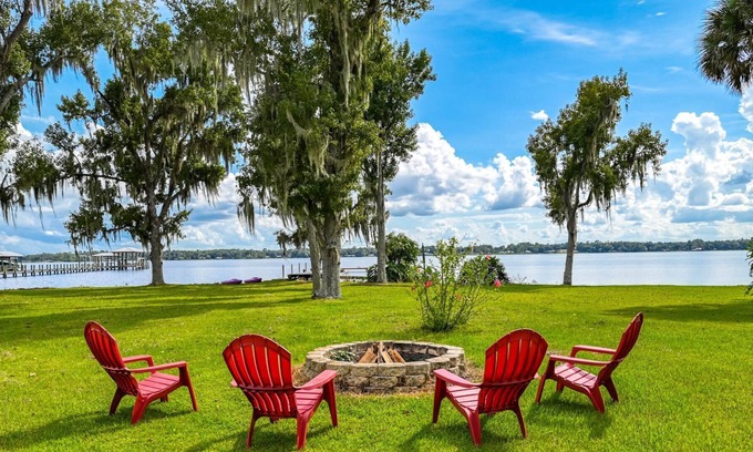 Palatka Casa | RIVERFRONT!! Scenic views, Dock, Boat Ramp, Kayaks, Firepit, Boating & Bass Fishing Paradise!