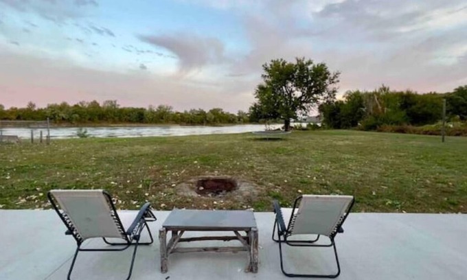 Doniphan County Cabina | Riverfront Studio Cabin w/ Sunset View, Wi-Fi, Yard, and Fire-pit!