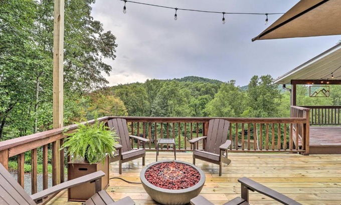 Sugar Grove Casa | Riverfront Sugar Grove Home Hot Tub and Views!